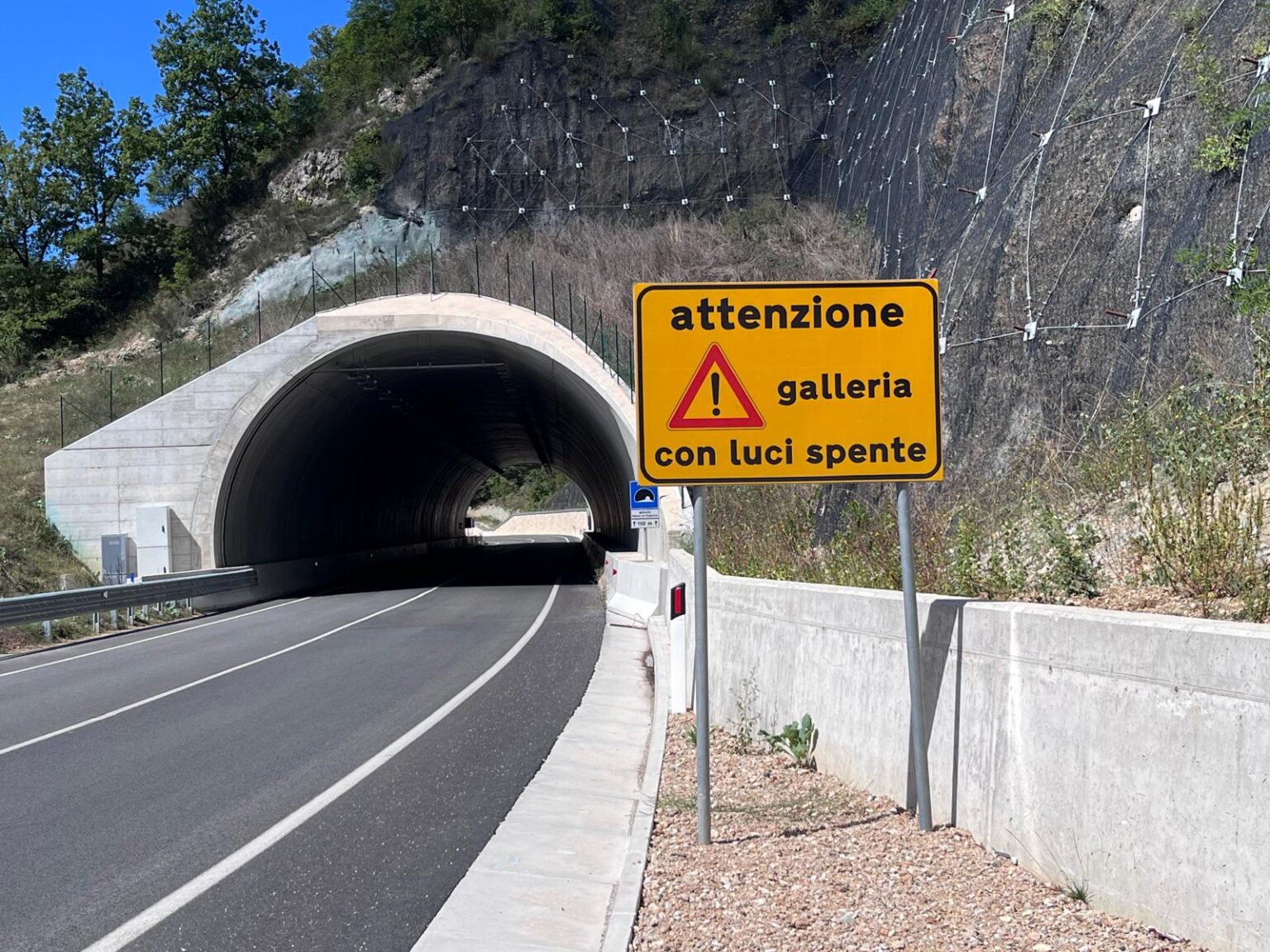 luci spente galleria L'Aquila-Amatrice